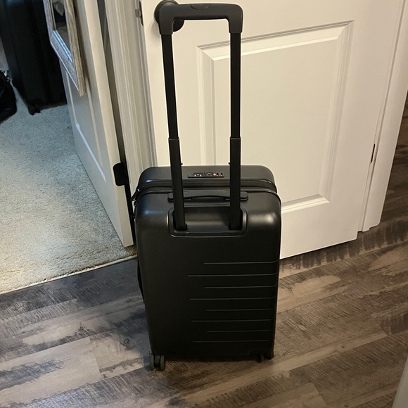 Quince expandable 22” small carry on Black Rolling Suitcase - Picture 11 of 11